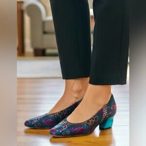 STUART WEITZMAN FOR MR. SEYMOUR Vintage Blue Silk Tie Print Suede Heels 8 AAA